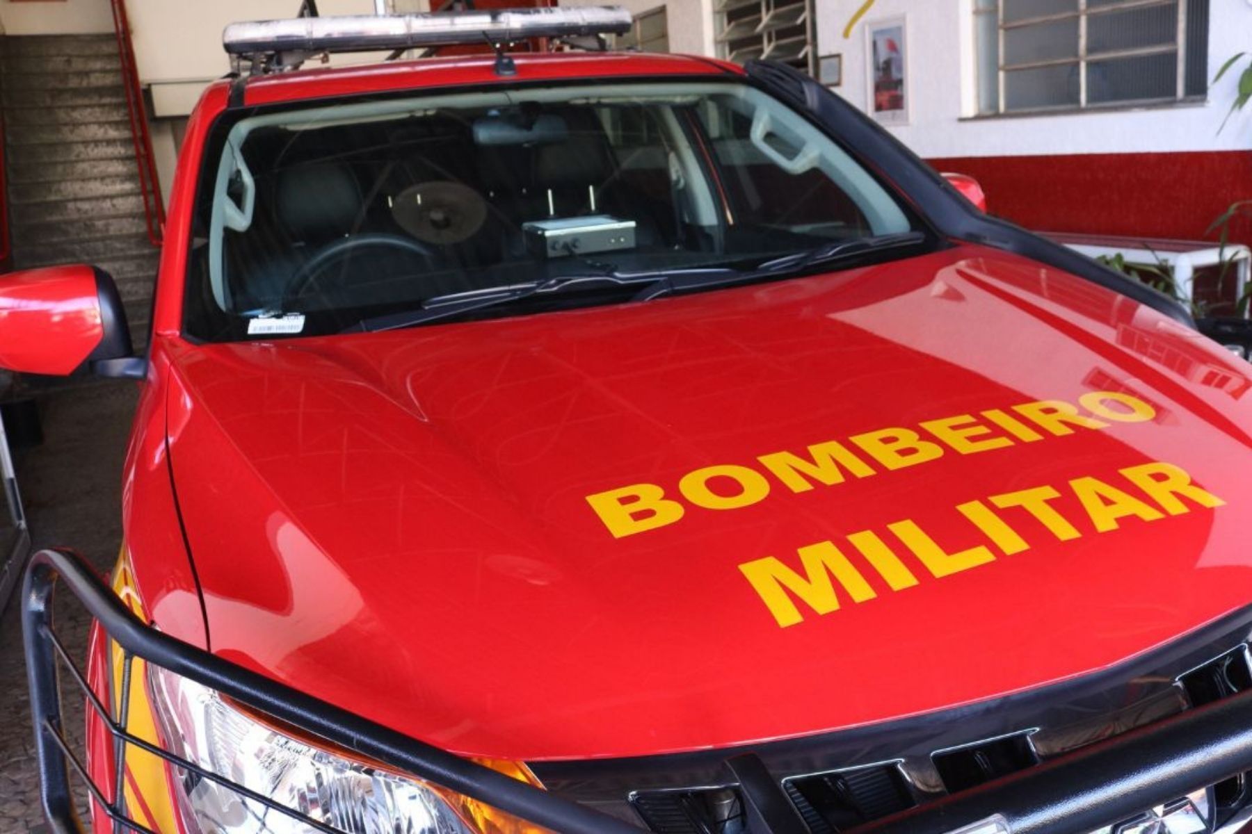 Carro cai em cima de mecânico durante manutenção na Grande BH