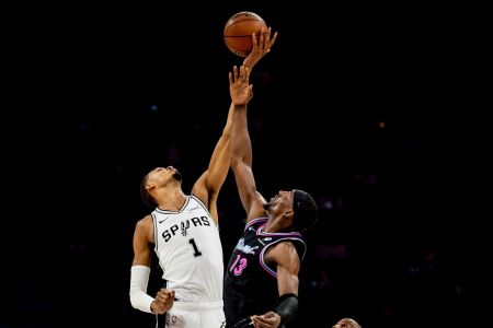 Wemby usa e abusa dos seus mais de 2,2m de altura