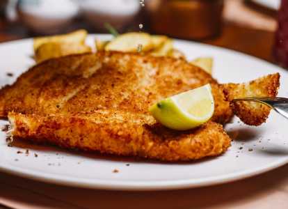 Prato com filé de peixe e limão