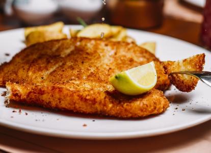 Prato com filé de peixe e limão