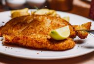 O truque da água com gás que deixa o peixe frito crocante sem farinha de rosca