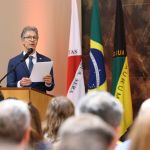 Oposição vai ao TCE para questionar presença de Zema em evento oficial após deixar cargo