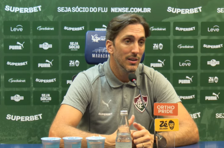 Zubeldía durante entrevista coletiva após vitória do Fluminense