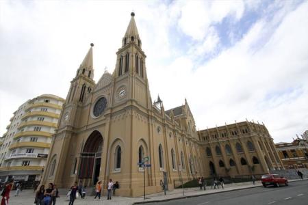 Catedral Basílica Menor de Nossa Senhora da Luz dos Pinhais, em Curitiba (PR)