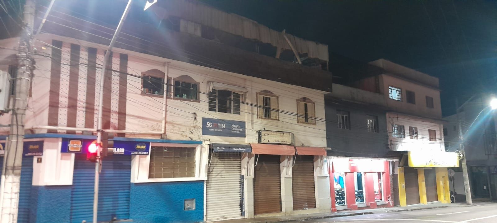 Varginha: Incêndio destrói terraço e mobiliza bombeiros na Praça São Charbel