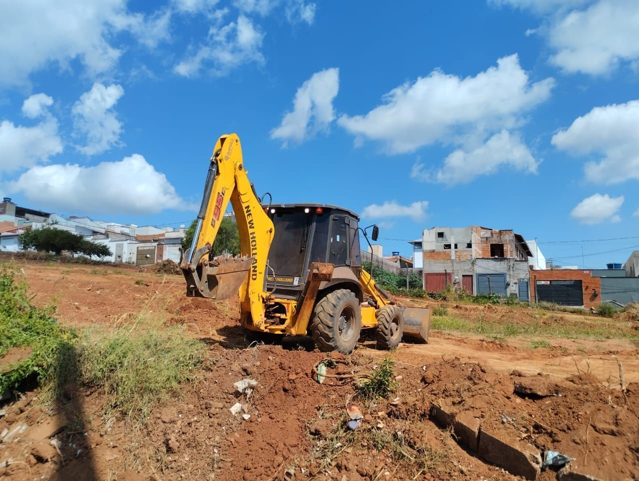 Prefeitura de Varginha faz mutirão de limpeza no Alto da Figueira 3