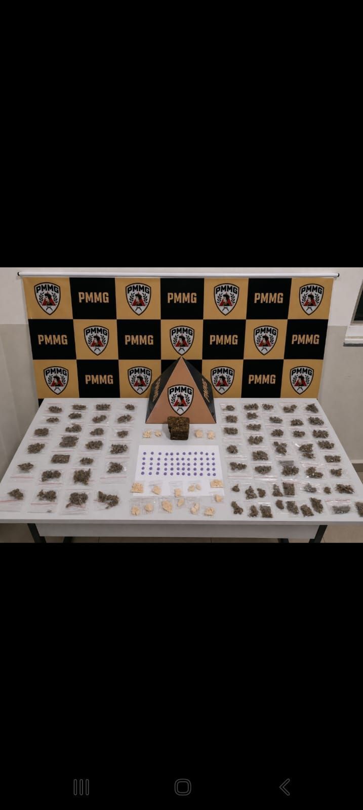 Polícia Militar apreende drogas em casa abandonada em Lavras