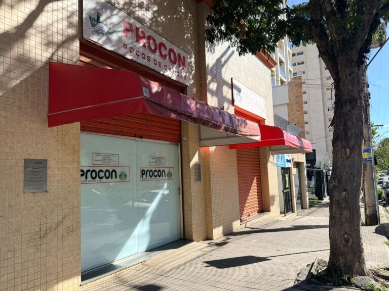 Idosa perde R$ 50 mil em golpe do namoro virtual com falsos astros de cinema