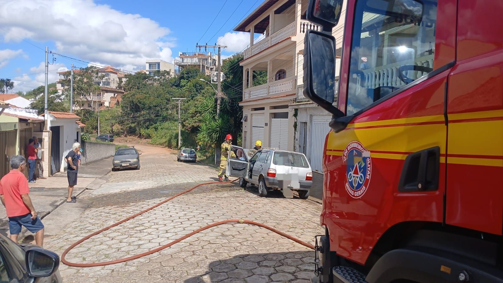 Bombeiros combatem incêndio em carro no Jardim das Acácias