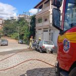 Bombeiros combatem incêndio em carro no Jardim das Acácias