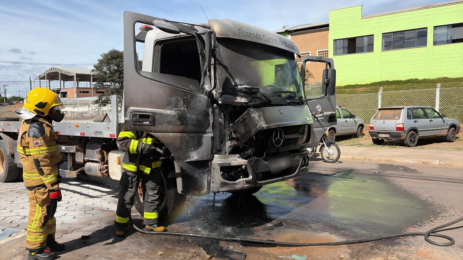 Bombeiros de Alfenas combatem fogo em caminhão no Distrito Industrial