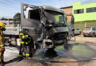 Bombeiros de Alfenas combatem fogo em caminhão no Distrito Industrial