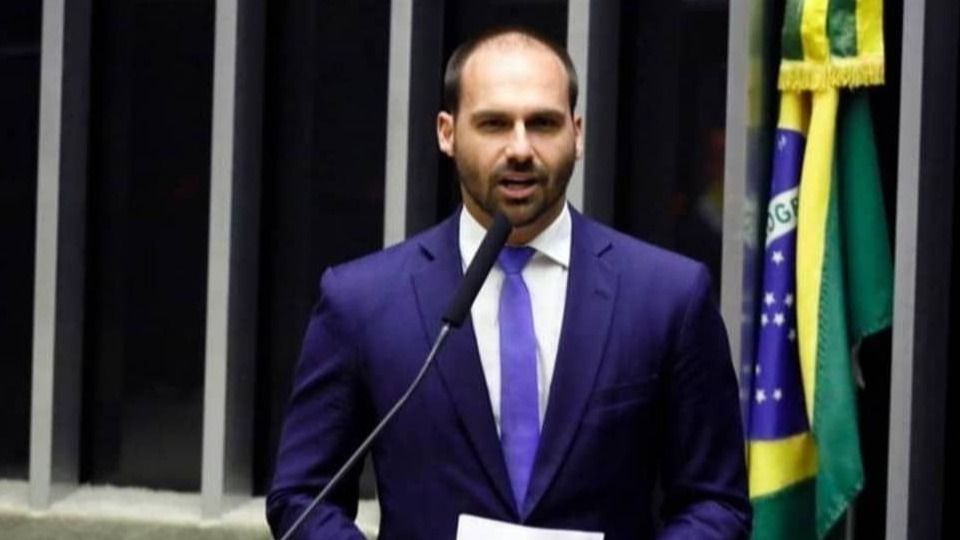 Eduardo Bolsonaro diz ter chamado polícia nos EUA após jornalista rondar casa da família