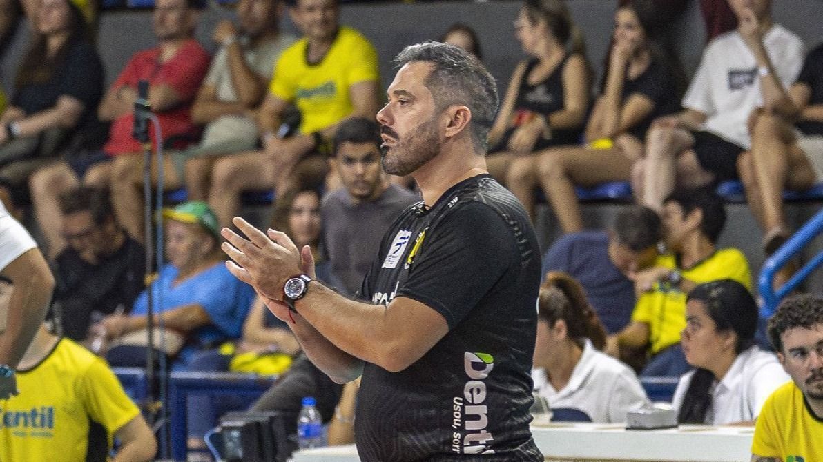 Técnico do Praia Clube faz história com título da Superliga Feminina