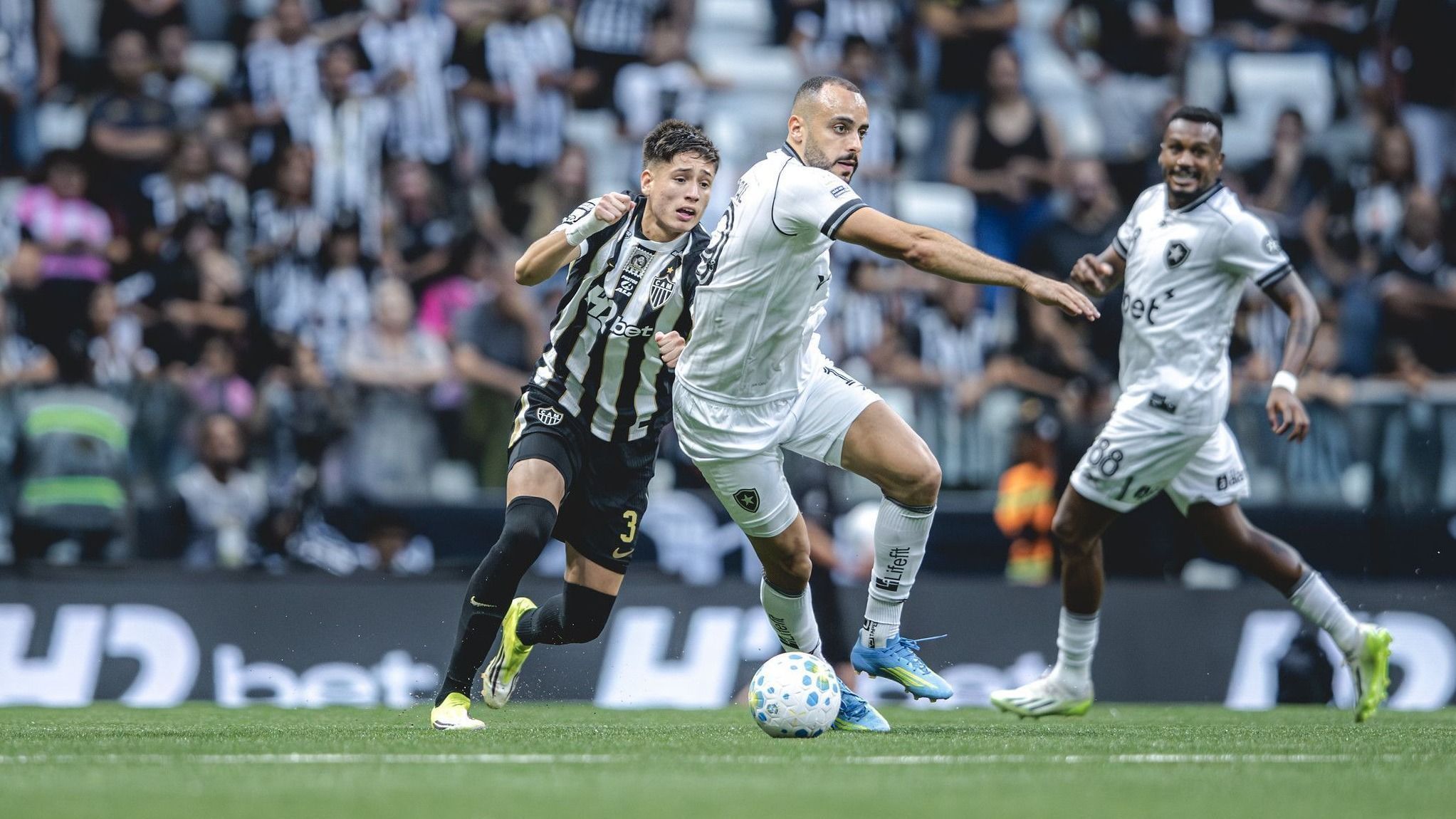 Zagueiro cita 'defeito' do Atlético e comenta pouca minutagem com Domínguez: 'Respeito'