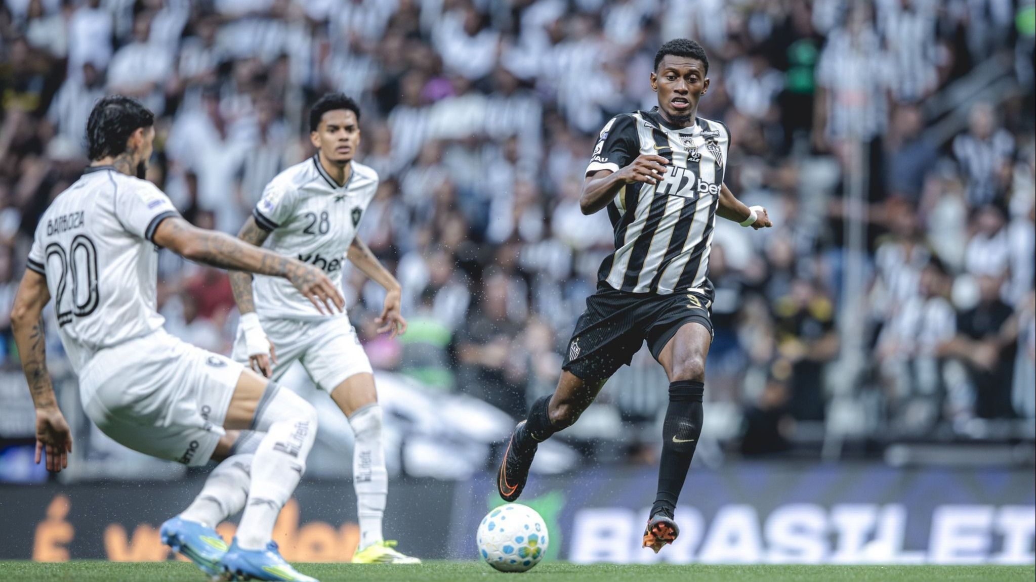 Novo artilheiro do Atlético, Cassierra lamenta empate e destaca evolução física