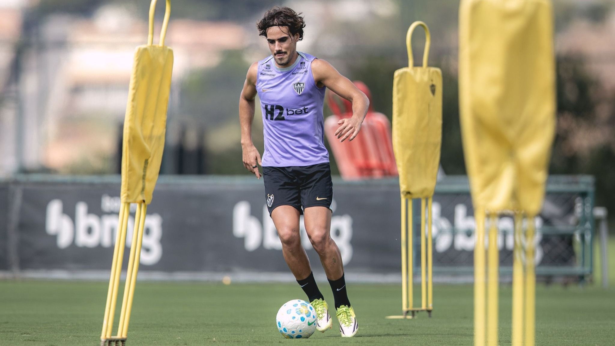 'Escanteado' por Domínguez, meia deve ser negociado pelo Atlético