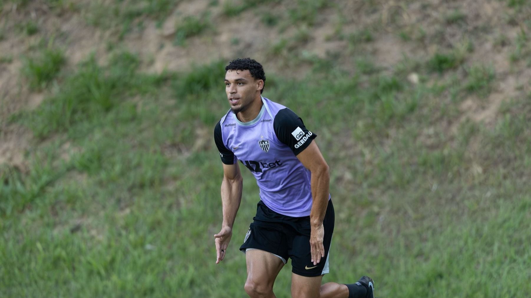 Titular do Atlético avança em recuperação de lesão e pode reforçar equipe