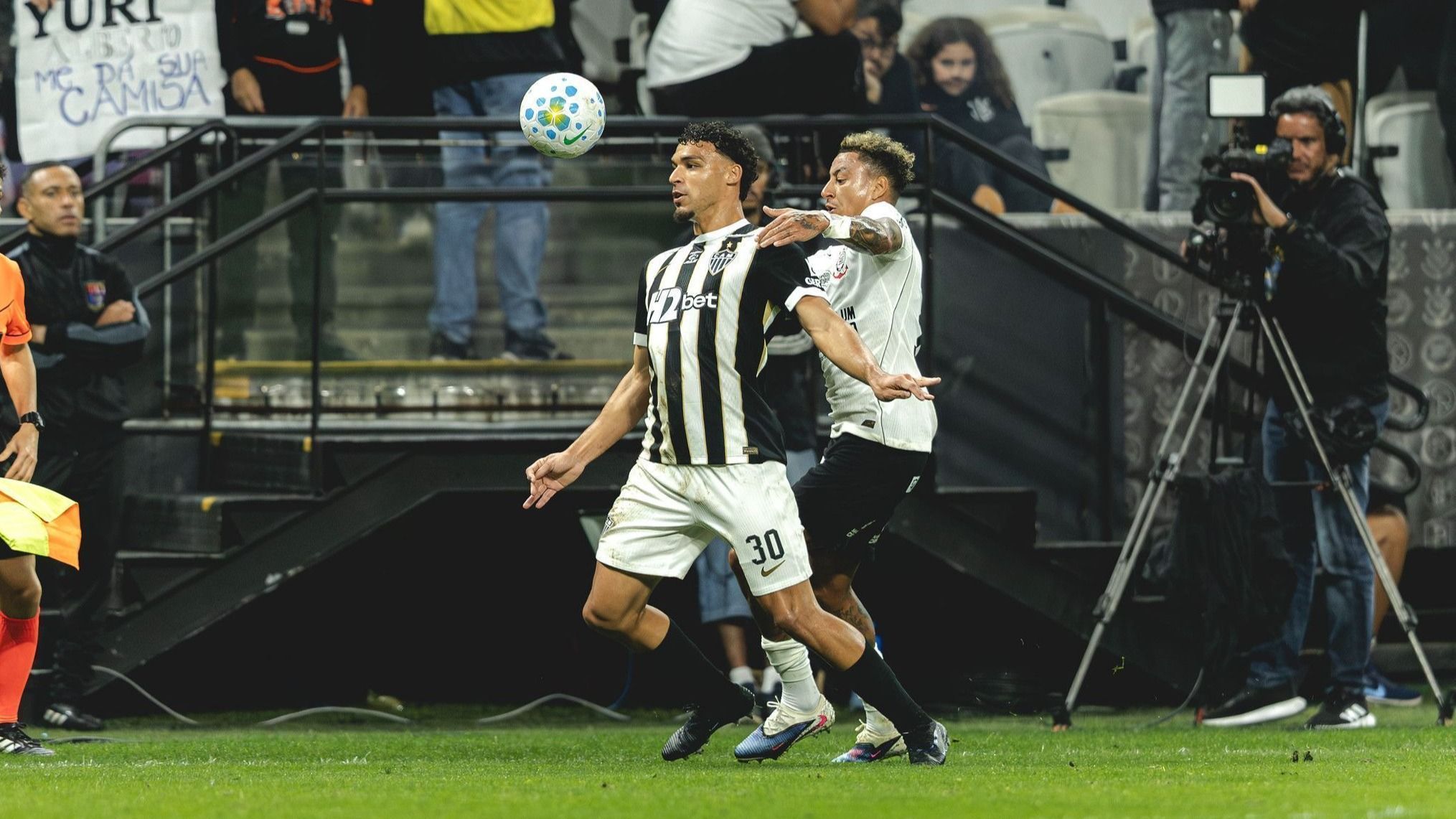 Meia do Atlético explica substituição contra o Corinthians e minimiza polêmica