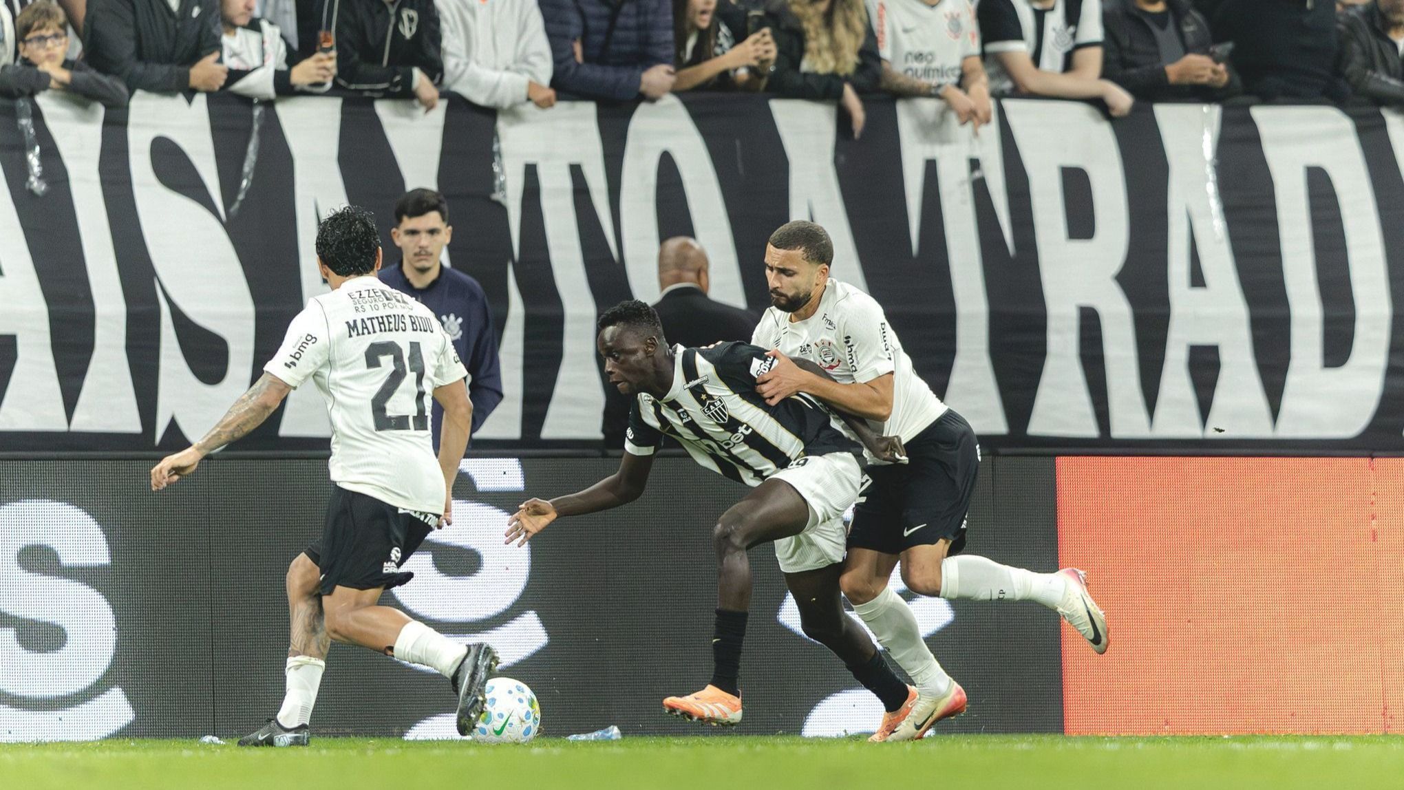 Atlético perde para o Corinthians, cai posições no Brasileiro e vê rival deixar Z4