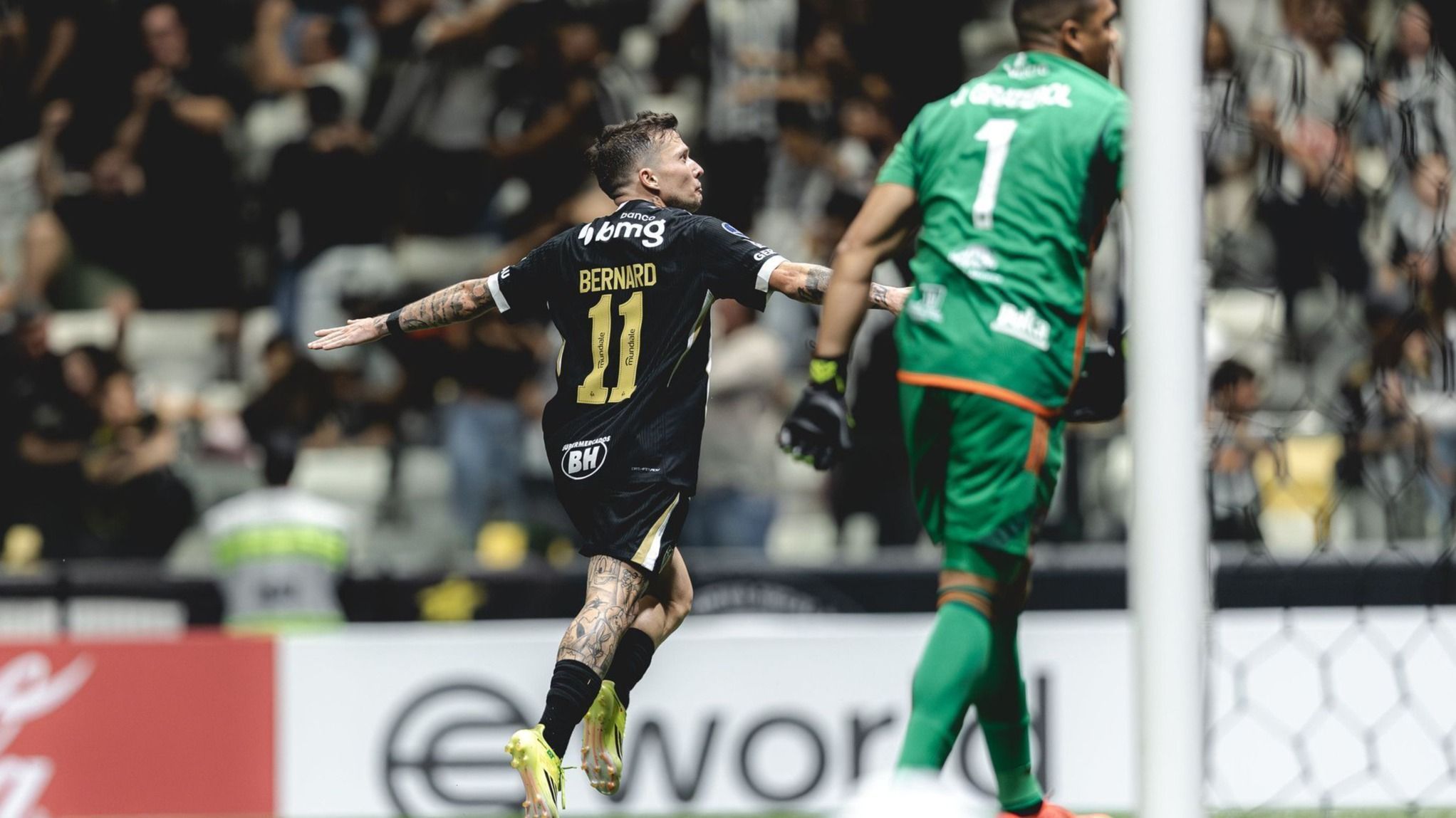 Bernard decide, Atlético vence Puerto Cabello e avança às oitavas da Sula