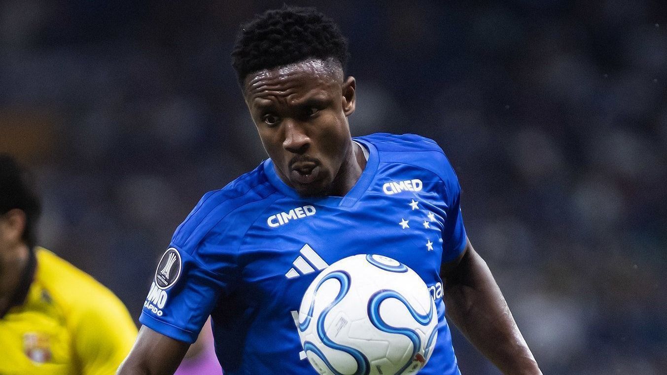 Sinisterra, do Cruzeiro, celebra pausa no calendário e faz revelação
