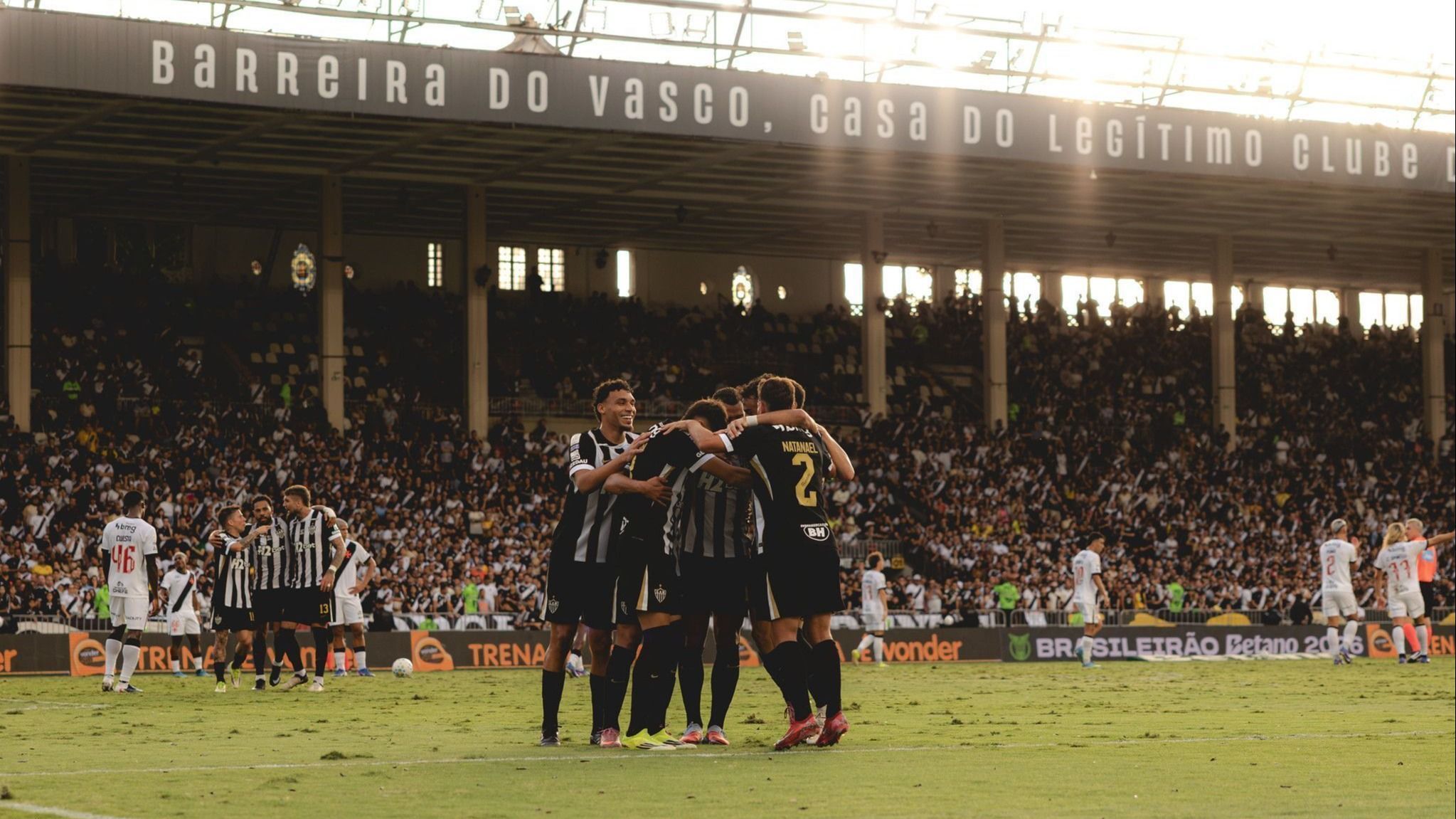 Atlético derrota Vasco no Rio e termina semestre a seis pontos do G4 do Brasileiro