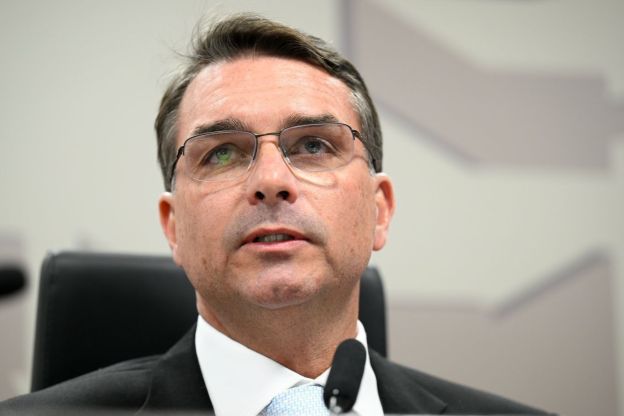 Flávio Bolsonaro articula apoio para acelerar PEC que reduz maioridade penal