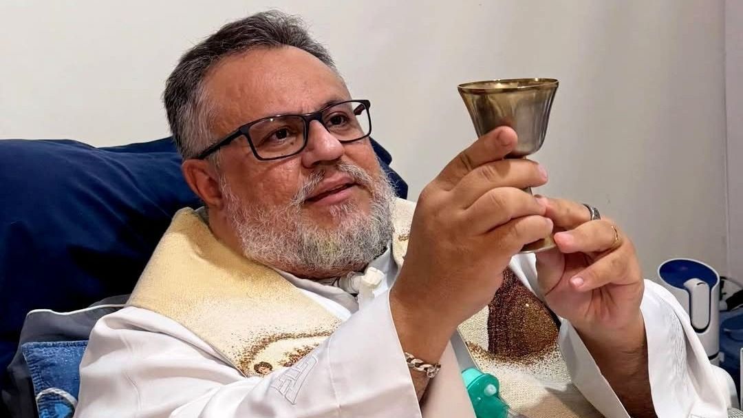 Padre mineiro que toma 315 comprimidos por dia permanece sedado em UTI de SP