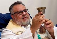 Padre mineiro que toma 315 comprimidos por dia permanece sedado em UTI de SP