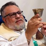 Padre mineiro que toma 315 comprimidos por dia permanece sedado em UTI de SP