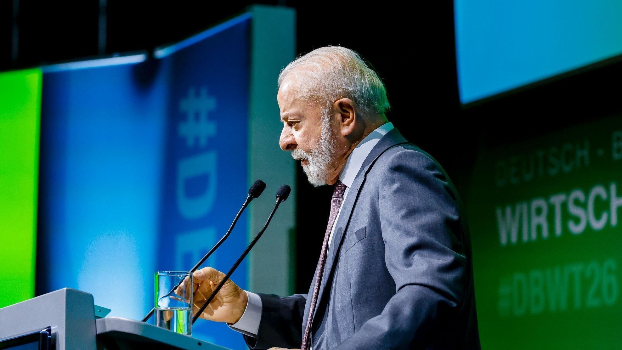 Lula diz que está tirando dinheiro da Petrobras e do governo para evitar aumento