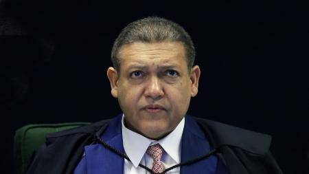 Nunes Marques manda Meta preservar dados de perfis que atacaram Flávio Bolsonaro.