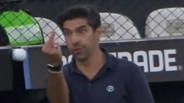 Abel surpreende e revela alvo do gesto de dedo do meio em jogo do Palmeiras