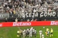 Corinthians x São Paulo tem possível gesto obsceno, briga e objeto em jogador