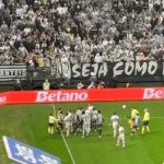 Corinthians x São Paulo tem possível gesto obsceno, briga e objeto em jogador