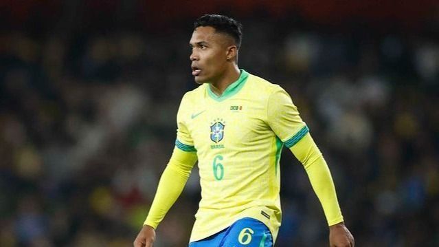 De volta à Seleção, Alex Sandro garante vaga na Copa e se destaca por experiência