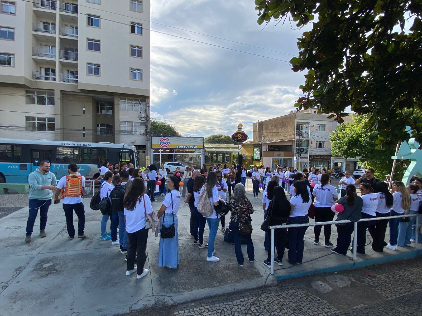 Professores paralisam atividades e protestam no Centro de Varginha