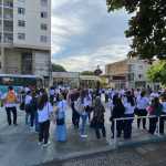 Professores paralisam atividades e protestam no Centro de Varginha