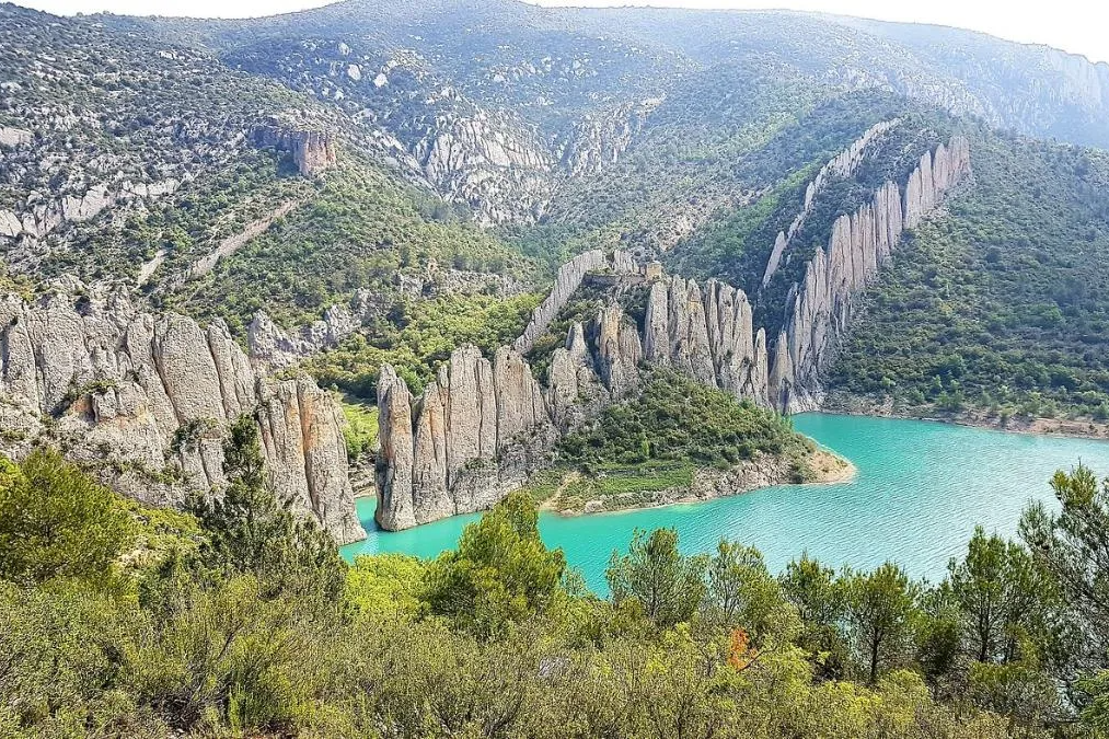 A aldeia escondida na Espanha com uma Muralha da China e águas azul-turquesa
