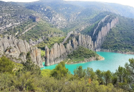 A aldeia escondida na Espanha com uma Muralha da China e águas azul-turquesa