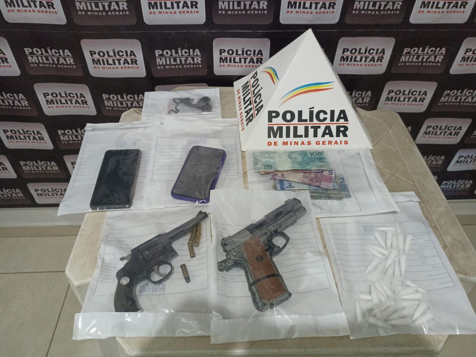 Dois homens são presos com drogas e revólver em Passa Tempo