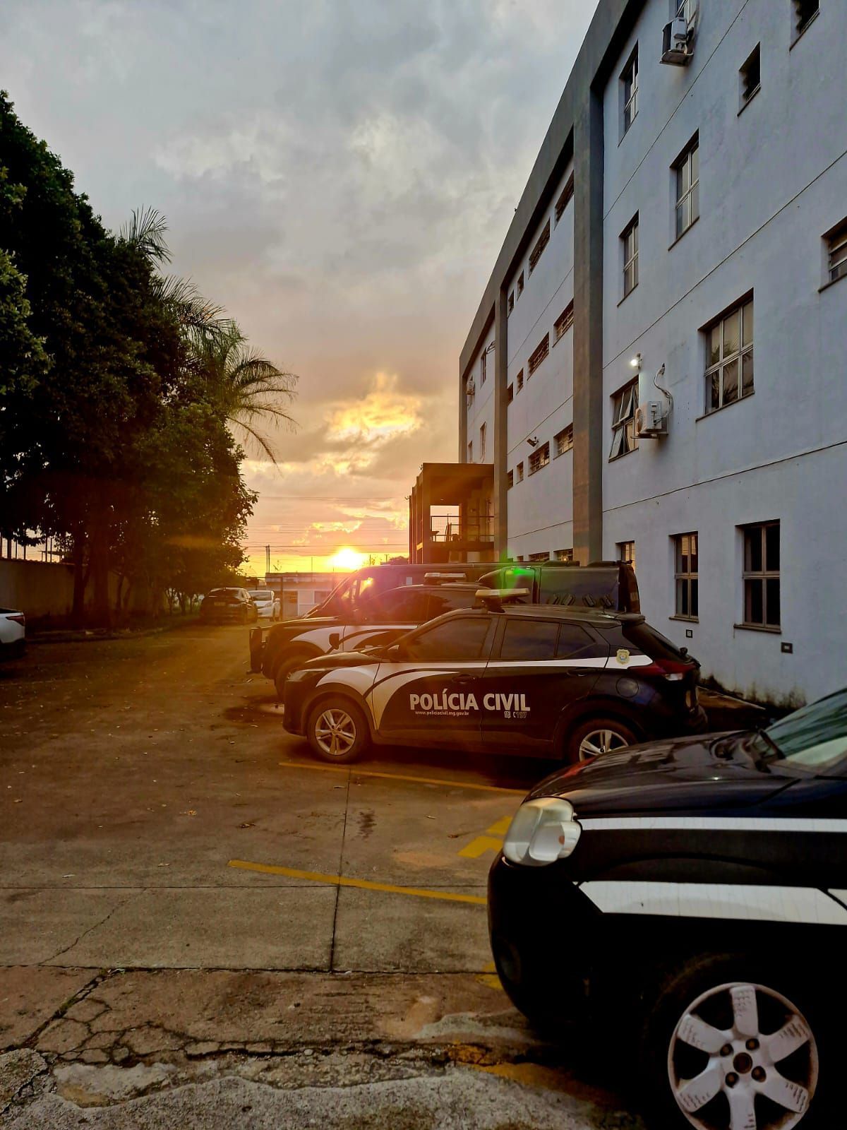 Homem é preso após perseguir vítima até delegacia em Alfenas