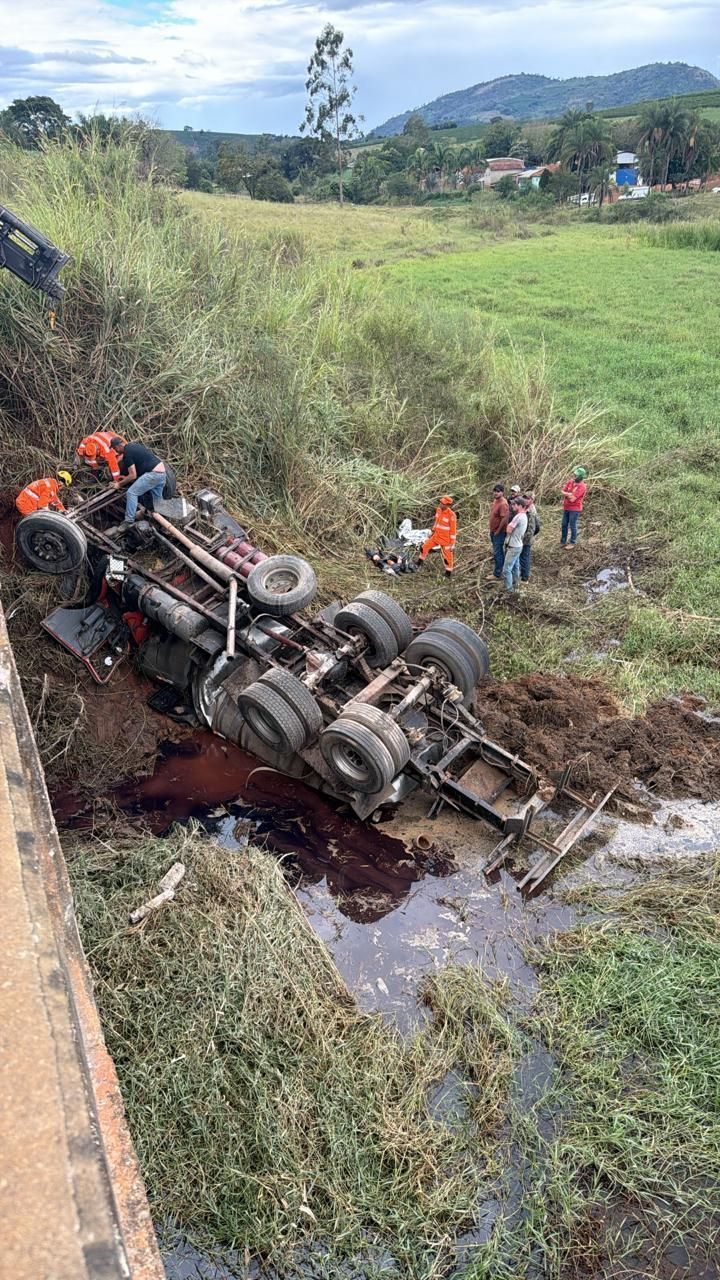 Caminhoneiro morre após veículo cair de ponte na MGC-267