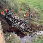 Caminhoneiro morre após veículo cair de ponte na MGC-267