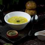Receita simples com poucos ingredientes: sopa cremosa de alho-poró e batata