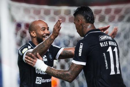 Patrick e Alef Manga comemoram gol do Remo sobre o Bahia