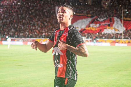 Atacante Erick comemora gol do Vitória sobre o Flamengo
