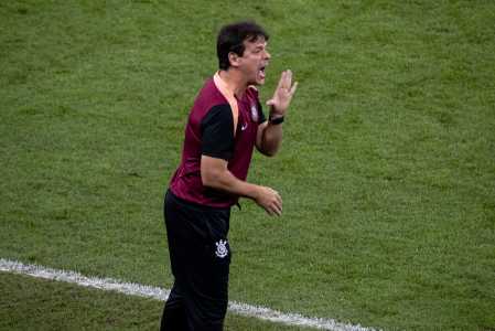Fernando Diniz durante Corinthians x Barra-SC