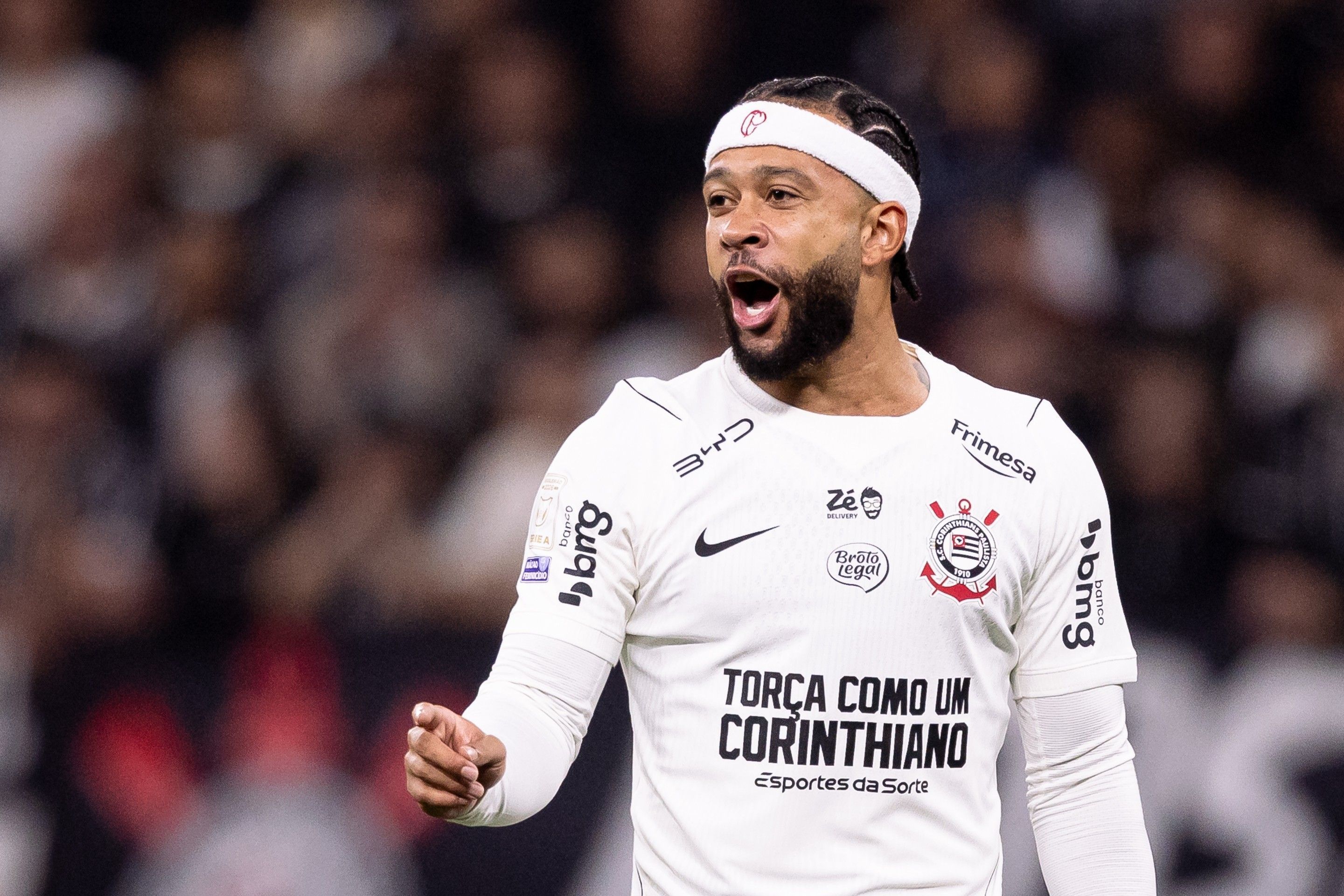 Corinthians aguarda respostas e vê Memphis mobilizado por permanência